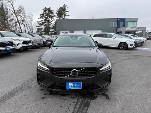 2022 Volvo S60 T5 Momentum