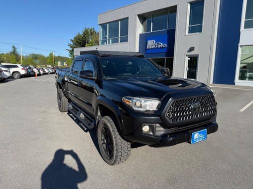 Midnight Black Metallic 2018 Toyota Tacoma TRD Sport