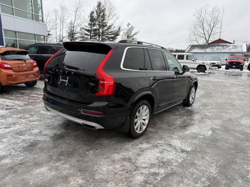 2016 Volvo XC90 T6 Momentum