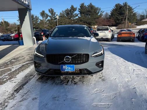 2024 Volvo S60 B5 Plus Dark Theme