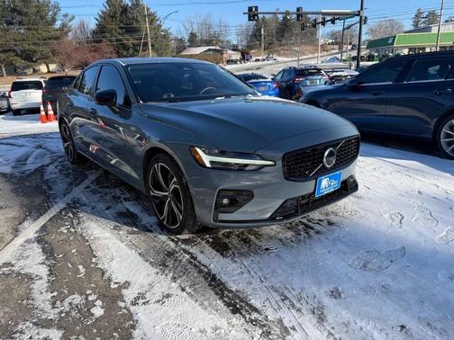 2024 Volvo S60 B5 Plus Dark Theme