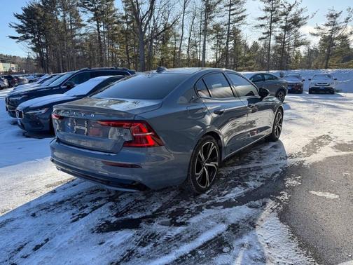 2024 Volvo S60 B5 Plus Dark Theme