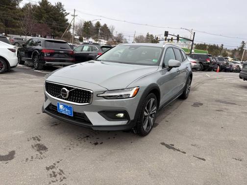 2025 Volvo V60 Cross Country Plus, B5 AWD Gas (mild hybrid)