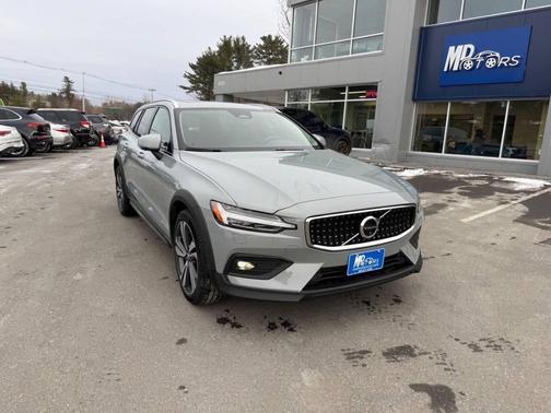 2025 Volvo V60 Cross Country Plus, B5 AWD Gas (mild hybrid)