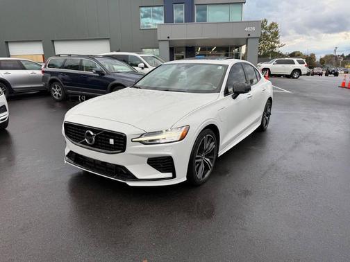 2022 Volvo S60 Recharge Plug-In Hybrid T8 R-Design Expression