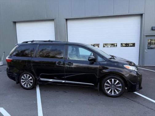 2019 Toyota Sienna LE