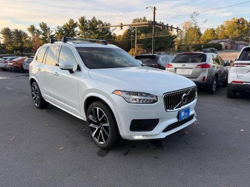 2022 Volvo XC90 T6 Momentum