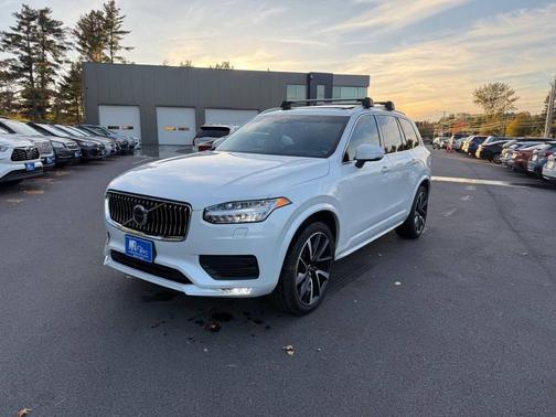 2022 Volvo XC90 T6 Momentum