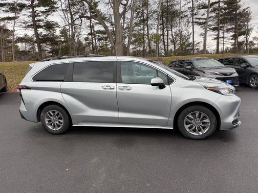 2023 Toyota Sienna LE