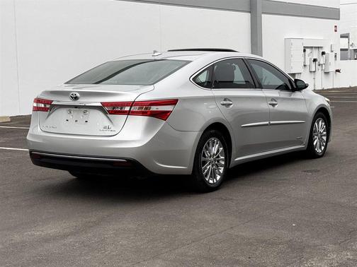 Silver 2013 Toyota Avalon Hybrid Limited