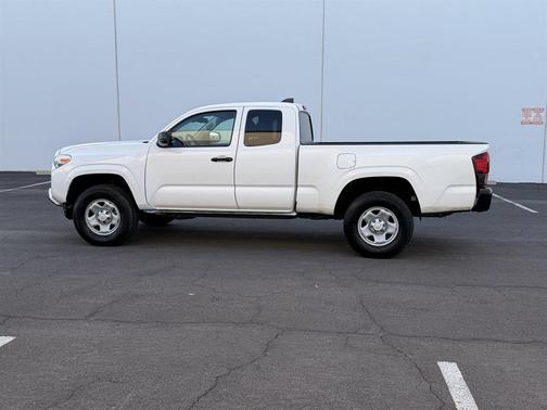 White 2022 Toyota Tacoma SR