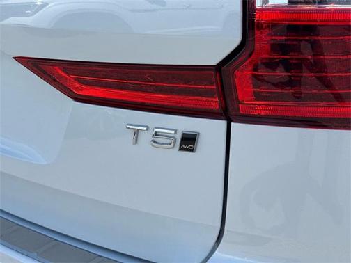 2020 Volvo XC60 T5 Momentum