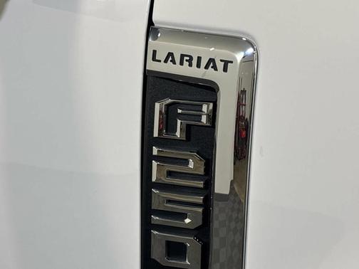 Oxford White 2022 Ford F-250 Lariat