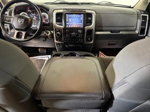 Brilliant Black Crystal Pearlcoat 2018 RAM 1500 Big Horn