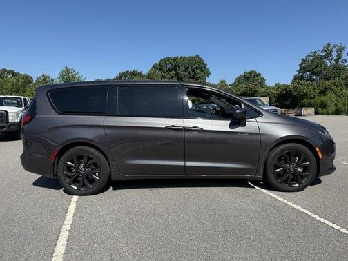2020 Chrysler Pacifica Touring