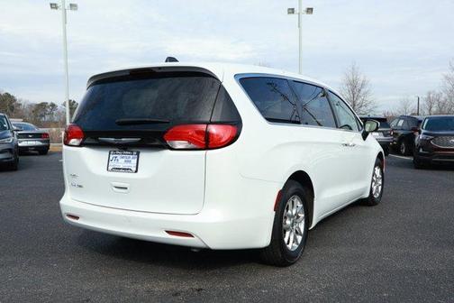 2023 Chrysler Voyager LX