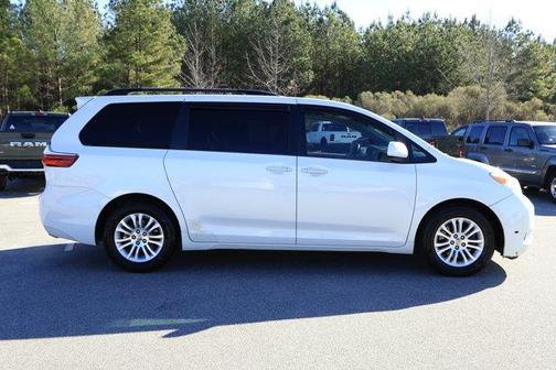 2017 Toyota Sienna XLE