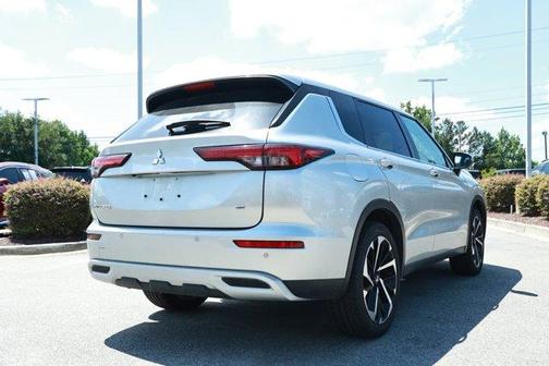 Gray 2024 Mitsubishi Outlander SE