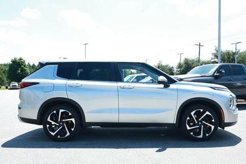 Gray 2024 Mitsubishi Outlander SE