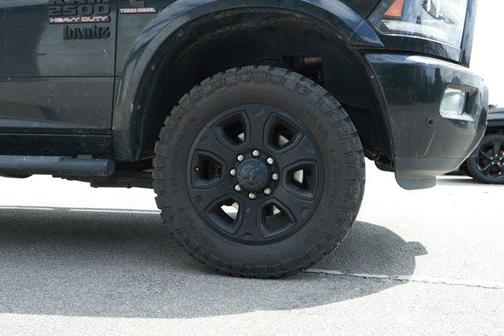 Brilliant Black Crystal Pearlcoat 2018 RAM 2500 Laramie