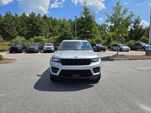 2025 Jeep Grand Cherokee Laredo