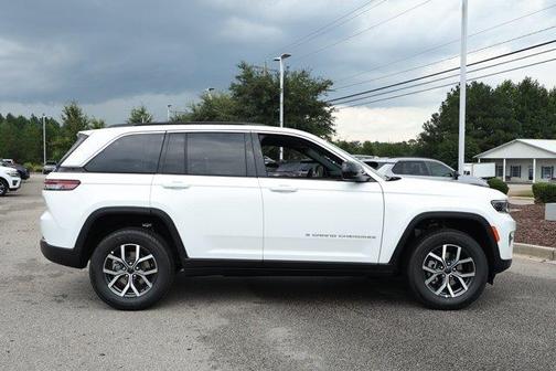 Bright White Clearcoat 2027 Jeep Grand Cherokee Laredo X