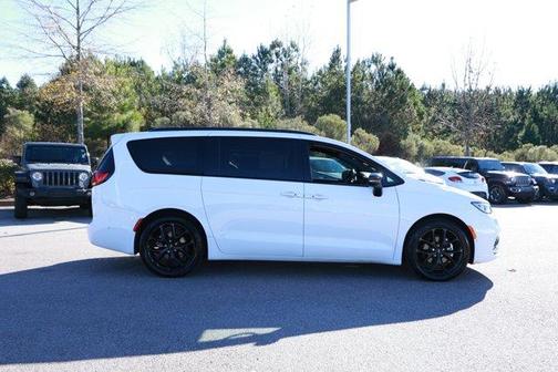 2024 Chrysler Pacifica Touring-L