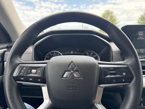 2023 Mitsubishi Outlander SE