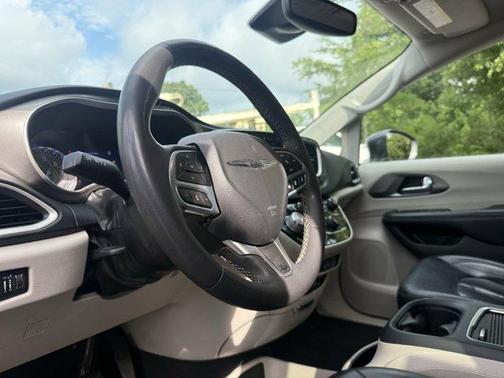 2022 Chrysler Pacifica Touring-L