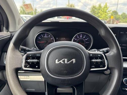 2023 Kia Carnival LX