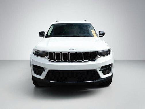 Bright White Clearcoat 2022 Jeep Grand Cherokee Laredo