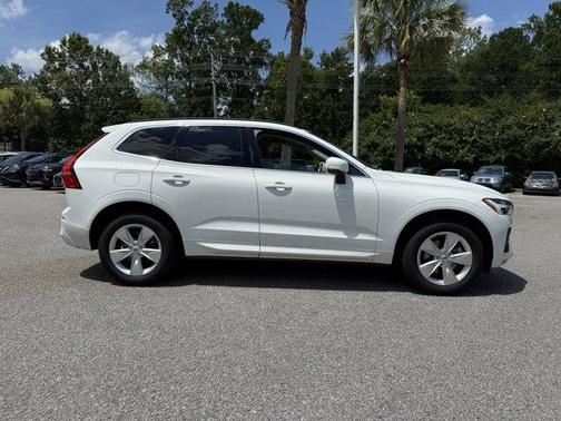 2022 Volvo XC60 B5 Momentum