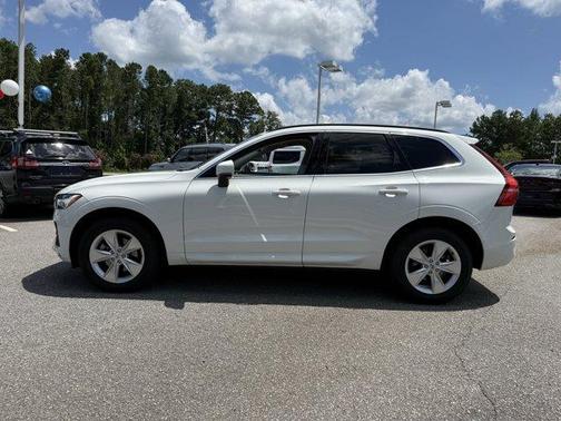 2022 Volvo XC60 B5 Momentum
