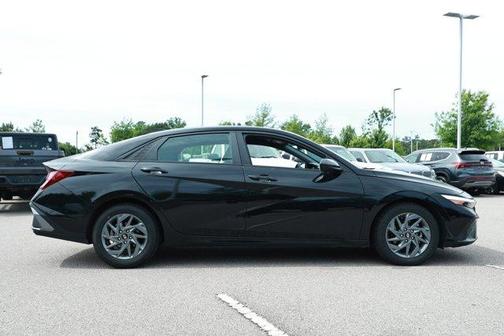 Black 2024 Hyundai ELANTRA SEL
