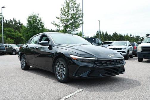 Black 2024 Hyundai ELANTRA SEL