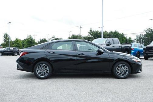 Black 2024 Hyundai ELANTRA SEL