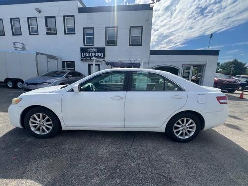Super White 2011 Toyota Camry XLE