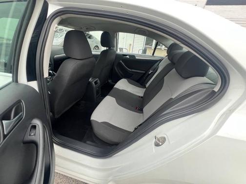 Pure White 2017 Volkswagen Jetta 1.4T S