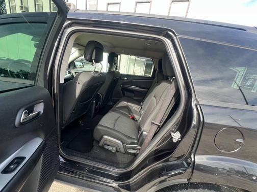 Brilliant Black Crystal Pearlcoat 2012 Dodge Journey SXT