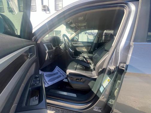 Platinum Gray Metallic 2021 Volkswagen Atlas 3.6 V6 SE w/ Technology