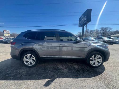 Platinum Gray Metallic 2021 Volkswagen Atlas 3.6 V6 SE w/ Technology