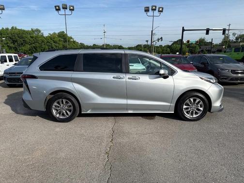 2023 Toyota Sienna XLE