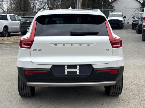 2021 Volvo XC40 T4 Momentum