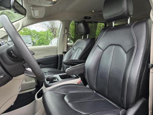 2023 Chrysler Pacifica Touring-L