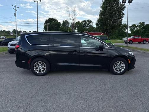 2023 Chrysler Pacifica Touring-L