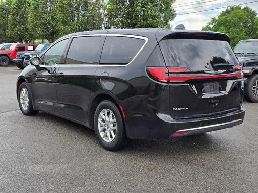 2023 Chrysler Pacifica Touring-L