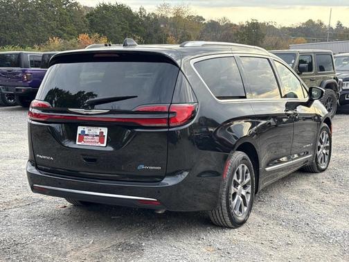 2024 Chrysler Pacifica Hybrid Pinnacle