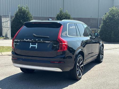 2022 Volvo XC90 T6 Momentum 7 Passenger