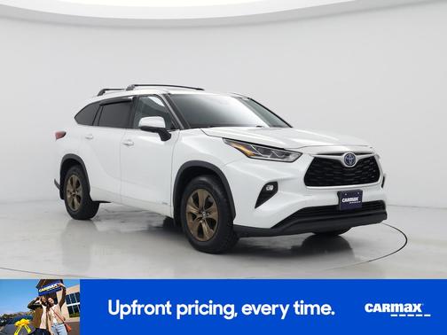 White 2022 Toyota Highlander Hybrid XLE Bronze