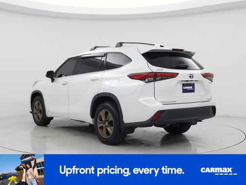 White 2022 Toyota Highlander Hybrid XLE Bronze